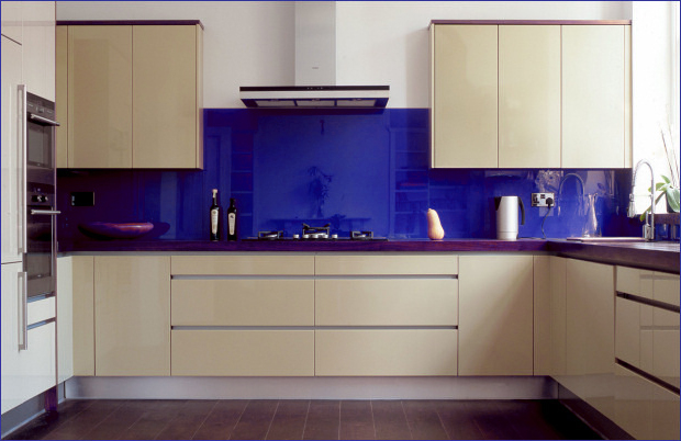 Attractive-contemporary-inerior-design-kitchen-with-modern-kitchen-appliances-kitchen-cabinets-sink-and-dark-blue-glass-backsplash